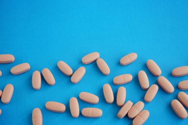 Mavi arka planda haplar. Virüsün tedavisi.