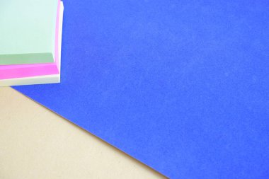 Mavi-sarı arka planda renkli bir kağıt. Tasarımcı reklam arkaplanı.