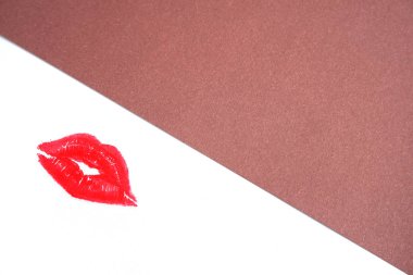 Tasarımcı reklam geçmişi. Renkli kartondaki dudaklar. Kozmetik.