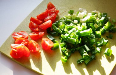 soğan kesme tahtası üzerinde.