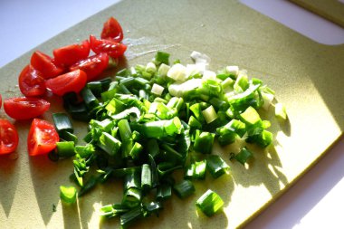 soğan kesme tahtası üzerinde.