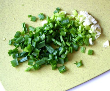 soğan kesme tahtası üzerinde.