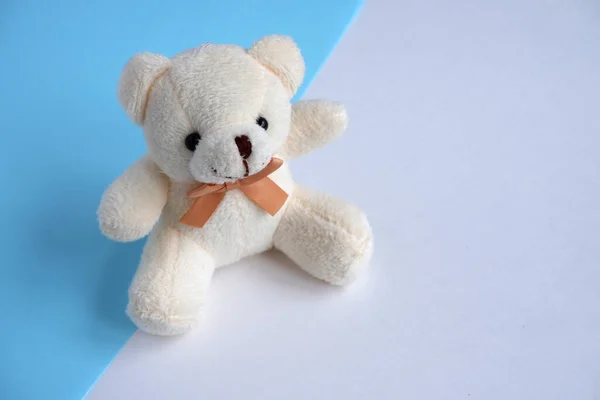 Красивый Бежевый Медведь Тедди Сине Белом Фоне Мягкая Игрушка — стоковое фото