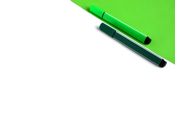 Due Marcatori Verde Verde Chiaro Sfondo Verde Bianco Materiale Scolastico — Foto Stock