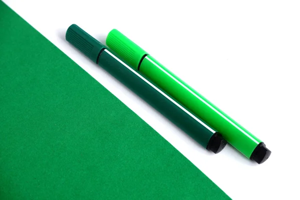 Due Marcatori Verde Verde Chiaro Sfondo Verde Bianco Materiale Scolastico — Foto Stock