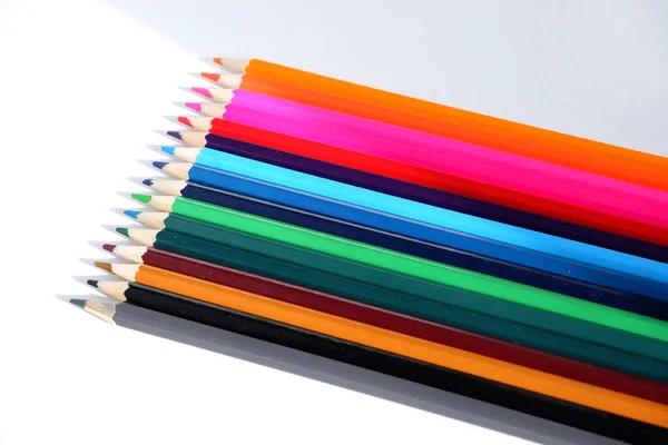 Conjunto Lápis Coloridos Sobre Fundo Branco Material Escolar — Fotografia de Stock