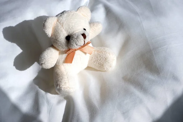 Urso Brinquedo Macio Cor Bege Filhote Urso Está Sentado Travesseiro — Fotografia de Stock