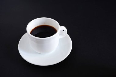 Set: bir kupa, bir fincan tabağı. Siyah arkaplanda.