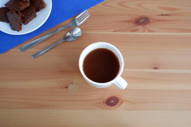 Tahta bir arka planda kakaolu kek.