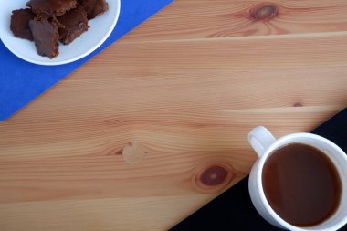 Tahta bir arka planda kakaolu kek.