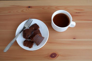 Tahta bir arka planda kakaolu kek.