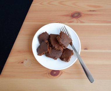 Brownie kekleri, ahşap arka planda