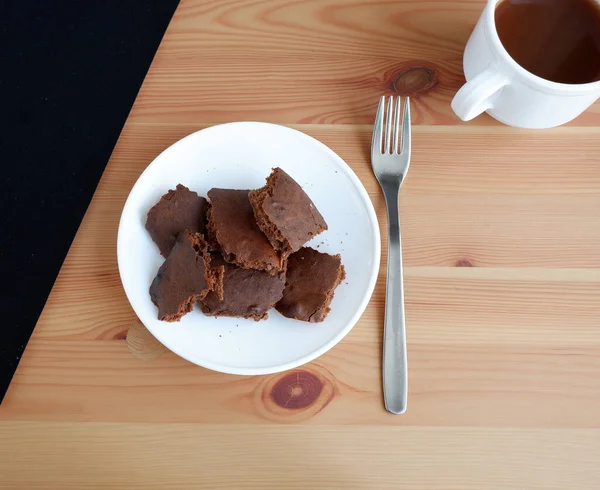 Tahta bir arka planda kakaolu kek.