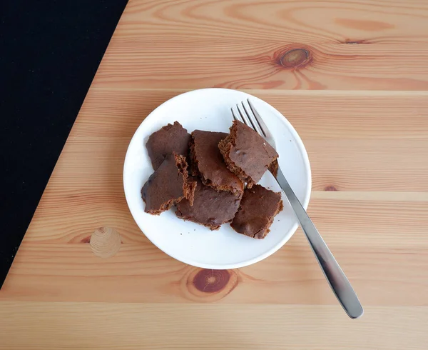 Brownie kekleri, ahşap arka planda