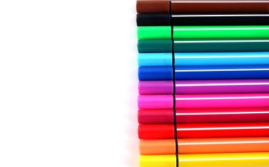 Renkli işaretler seti. Gökkuşağının tüm renkleri. Ofis ve okul malzemeleri.