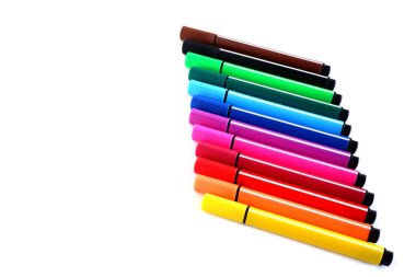 Renkli işaretler seti. Gökkuşağının tüm renkleri. Ofis ve okul malzemeleri.