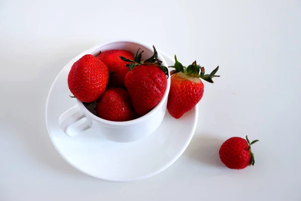 Φράουλες Ένα Κύπελλο Λευκό Φόντο — Φωτογραφία Αρχείου