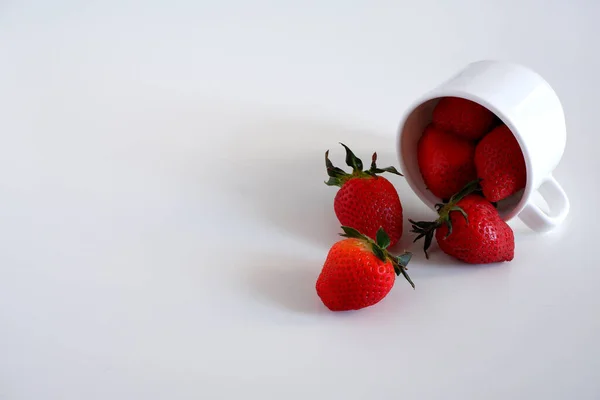 Erdbeeren Becher Auf Weißem Hintergrund — Stockfoto