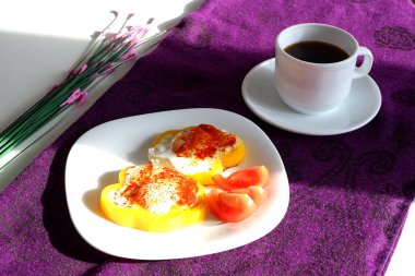 Kahvaltı için biberli ve domatesli yumurta. Lezzetli yemek..