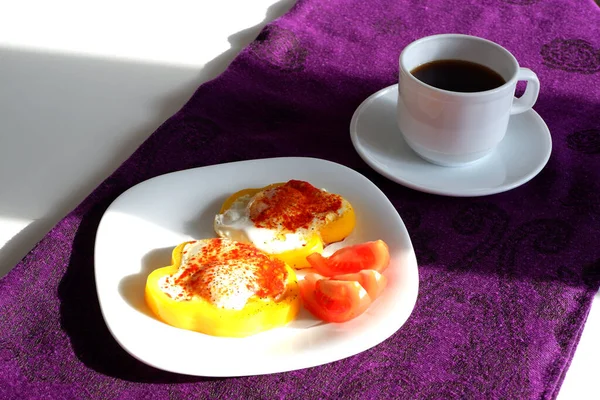 Gebratene Eier Mit Paprika Und Tomaten Zum Frühstück Leckeres Essen — Stockfoto