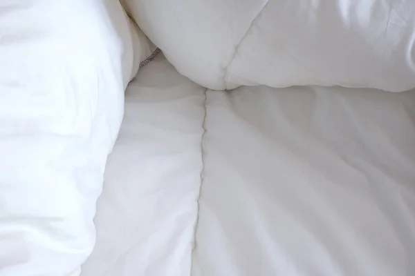 Мягкое Белое Одеяло Солнечные Лучи Падают Постельное Белье Уютность — стоковое фото