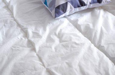 Beyaz yumuşak battaniye ve özel yapım yastıklar. Güzel doku arkaplanı