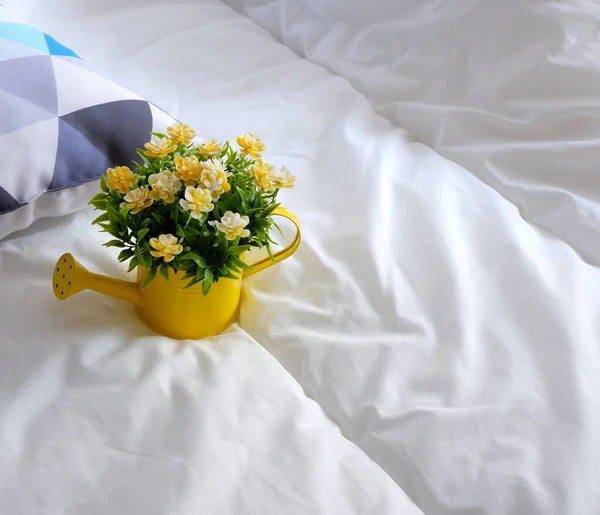 Uma Lata Rega Com Flores Cobertor Branco Macio Minimalismo Coziness — Fotografia de Stock