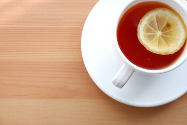 Tahta masada limonlu çay. Güzel model arkaplan