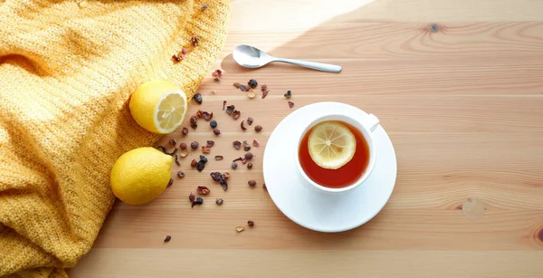 Herbata Cytrynami Drewnianym Stole Piękna Makieta Tła — Zdjęcie stockowe