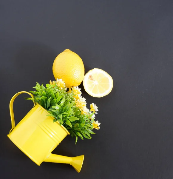 Лимоны Желтая Лейка Цветами Черном Фоне Красивый Рекламный Фон — стоковое фото