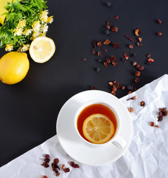 Herbata Cytryną Czarnym Tle Zestaw Ceramiczny Kubek Talerz Białym Tle — Zdjęcie stockowe