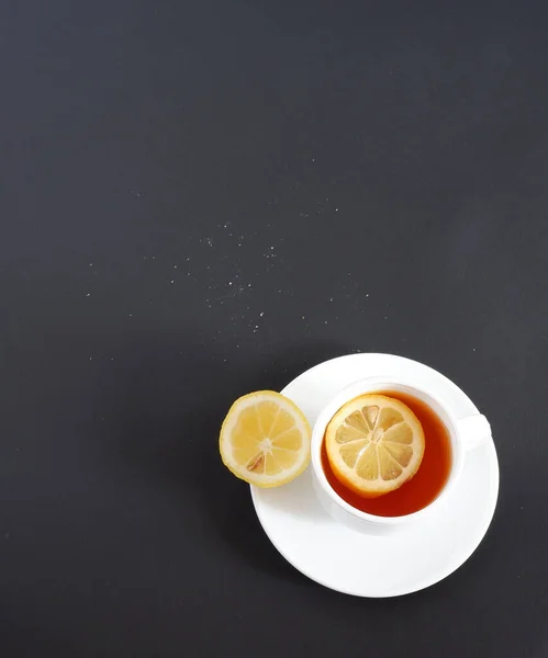Herbata Cytryną Czarnym Tle Zestaw Ceramiczny Kubek Talerz Białym Tle — Zdjęcie stockowe