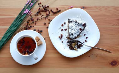 Bir fincan çay ve bir dilim çikolatalı kek. Reklam geçmişi için uygun. Yiyecek. 