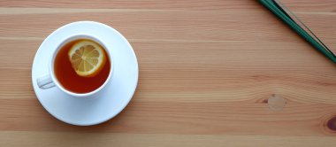 Siyah çay ve masada bir dilim limon olan bir kupa. Güzel reklam arkaplanı