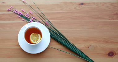 Siyah çay ve masada bir dilim limon olan bir kupa. Güzel reklam arkaplanı