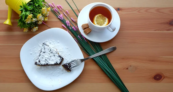 Eine Tasse Tee Und Ein Stück Schokoladenkuchen Auf Einem Holztisch — Stockfoto