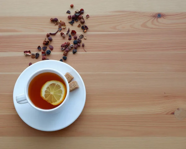 Kubek Czarną Herbatą Plasterkiem Cytryny Stole Piękne Tło Reklamy — Zdjęcie stockowe
