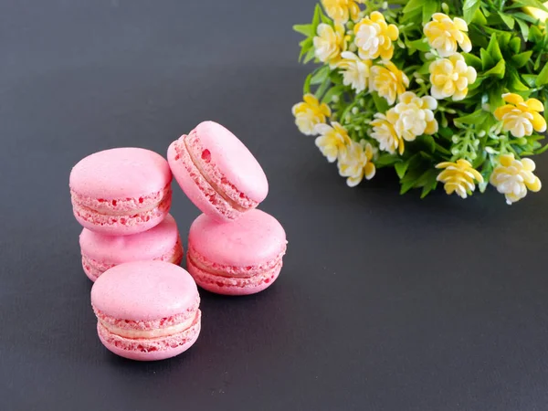 Macarrones Flores Sobre Fondo Negro Dulces —  Fotos de Stock