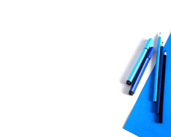 Gekleurde Potloden Stiften Een Blauwe Witte Achtergrond Geschikt Voor Reclame — Stockfoto