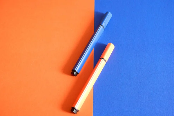 Pennarelli Colorati Sfondo Arancio Blu — Foto Stock