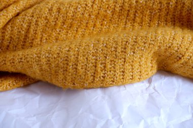 Sarı yün kumaş ve buruşuk beyaz kağıt. Reklam arkaplanı. Doku