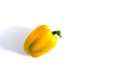 Beyaz arkaplanda sarı biber