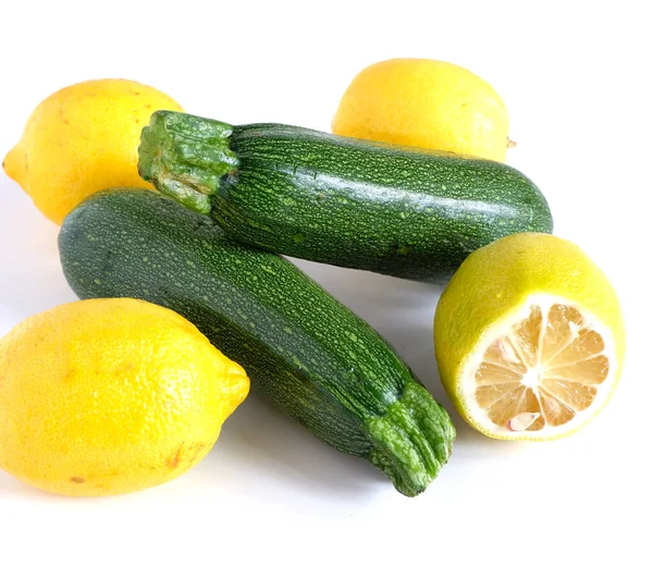 Zucchini Und Zitronen Auf Weißem Hintergrund Vitamine Gemüse — Stockfoto