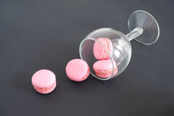 Macarons Dans Verre Sur Fond Noir Convient Pour Arrière Plan — Photo