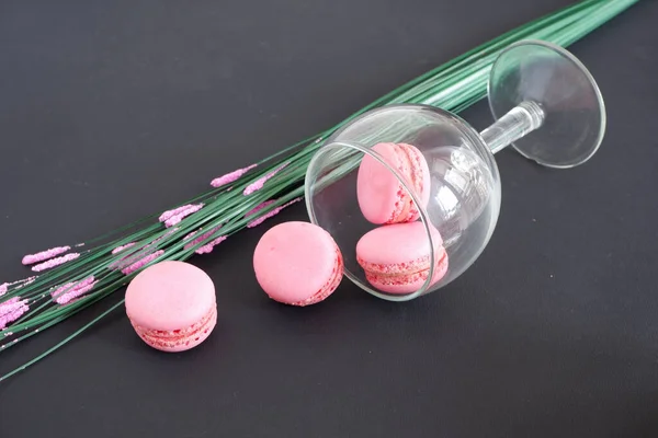 Macarons Dans Verre Sur Fond Noir Convient Pour Arrière Plan — Photo