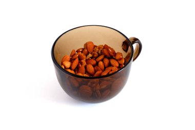 Fındık takımı. Beyaz arka planda bir kupada badem ve ceviz. Reklam geçmişi için uygun