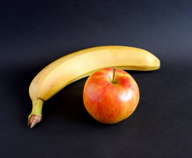 Siyah arka planda elma ve muz. Meyve. Reklam geçmişi için uygun