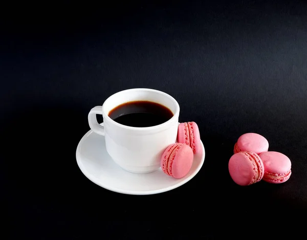 Eine Tasse Schwarzen Kaffee Und Makronen Auf Schwarzem Hintergrund Geeignet — Stockfoto