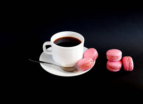 Une Tasse Café Noir Macarons Sur Fond Noir Convient Pour — Photo