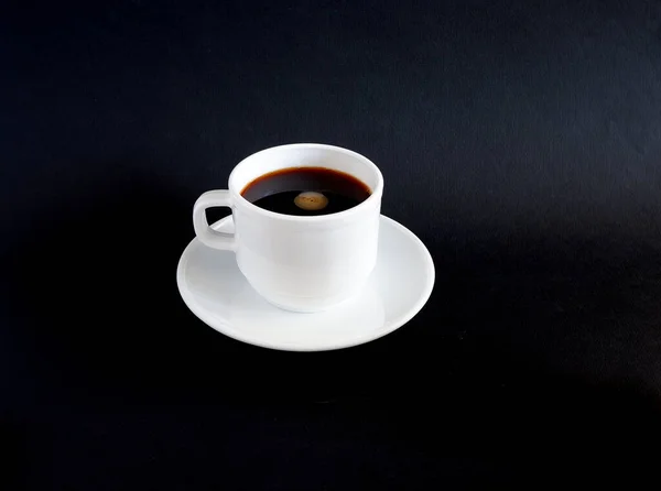 Eine Tasse Schwarzen Kaffee Auf Schwarzem Hintergrund Geeignet Für Layouts — Stockfoto